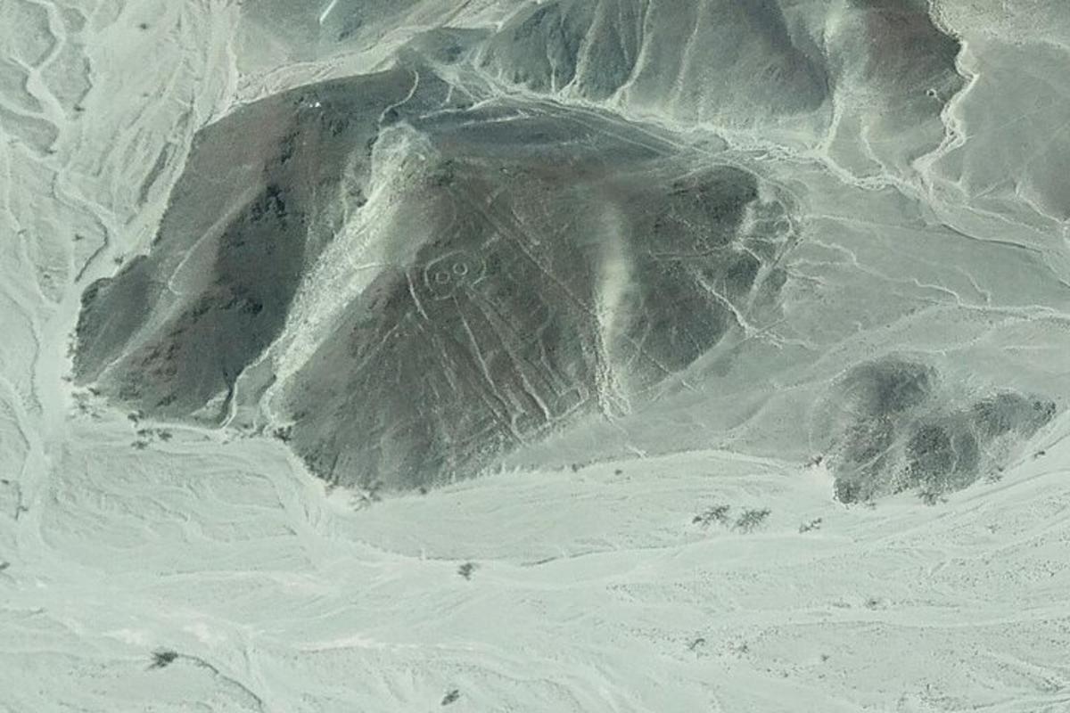 une vue aérienne d'un rocher dans la neige