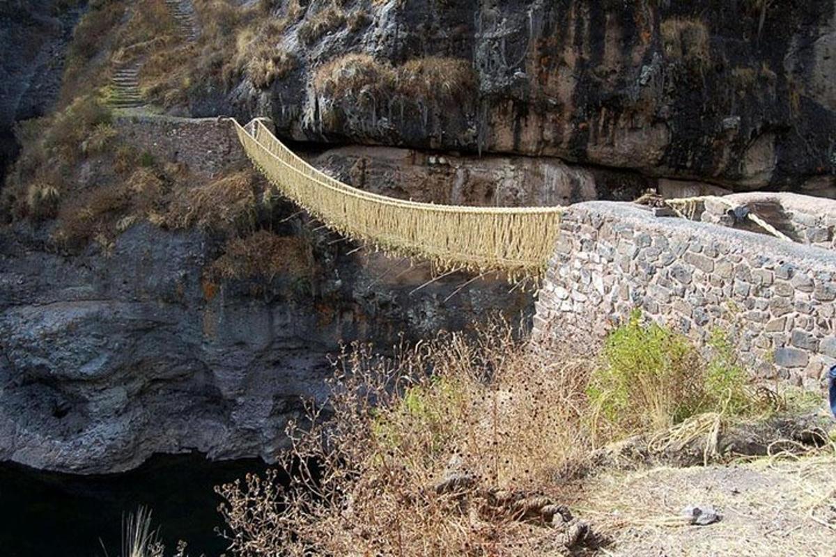 bir dağın yamacında asılı duran bir hamak