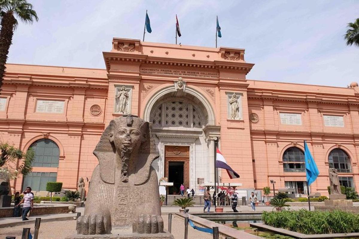 un gran edifici amb una estàtua al davant