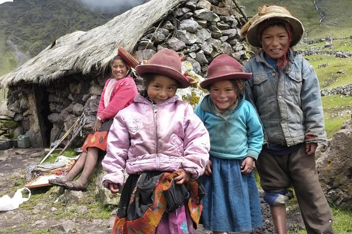 eine Gruppe von Kindern steht vor einer Hütte