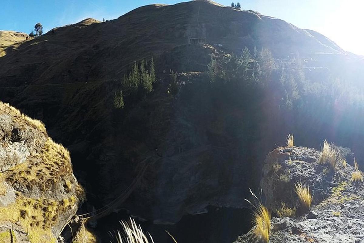 ein großer Berg, auf den die Sonne scheint