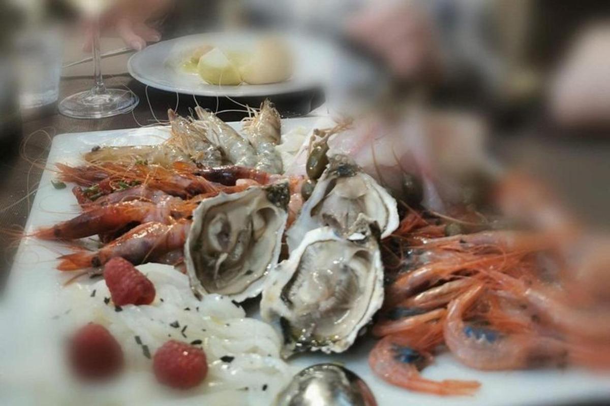 o farfurie cu mâncare și fructe de mare pe masă