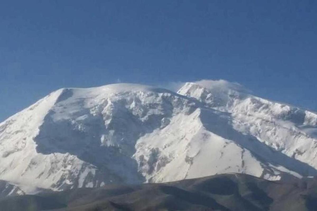 гора, вкрита снігом у ясний день
