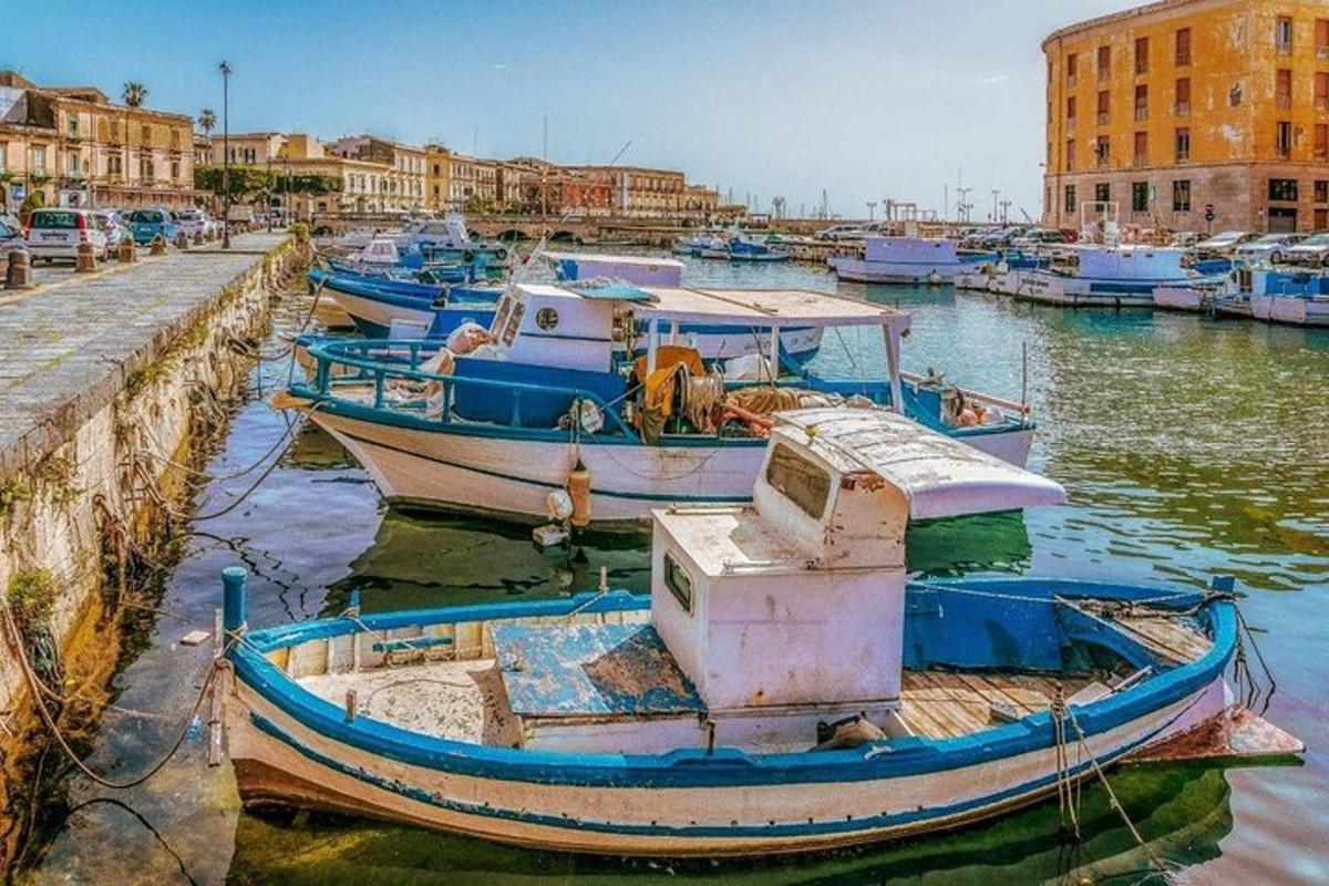 un grup de bărci sunt acostate într-un port