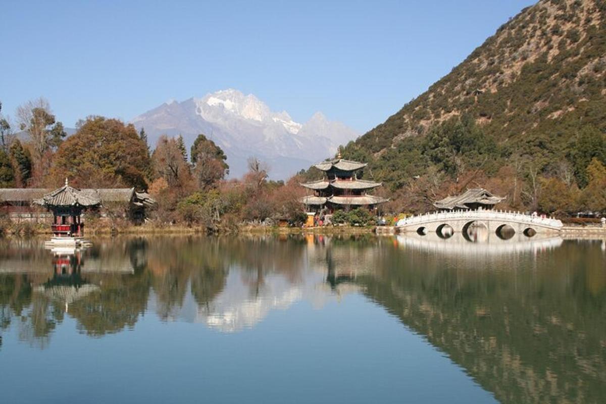 有宝塔、桥梁和山脉的湖泊