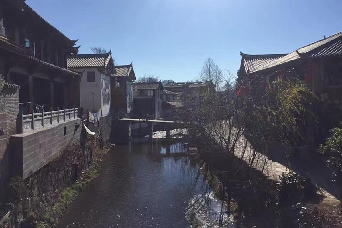 亚洲村庄的一条河流和建筑物