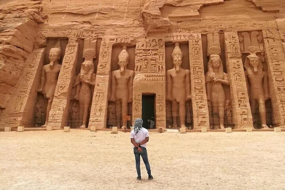 un home està dret davant d'un edifici antic