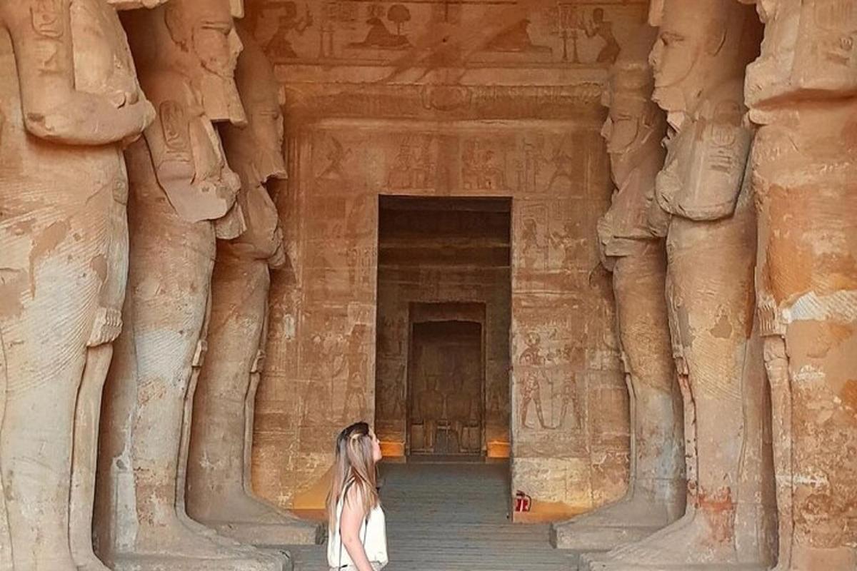 una dona dempeus davant d'un edifici