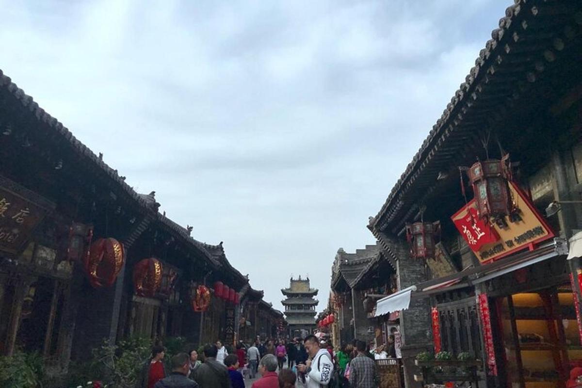 一群人走过一条有建筑物的街道