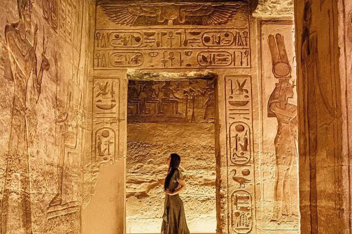 Una mujer caminando a través de una puerta en un edificio antiguo.