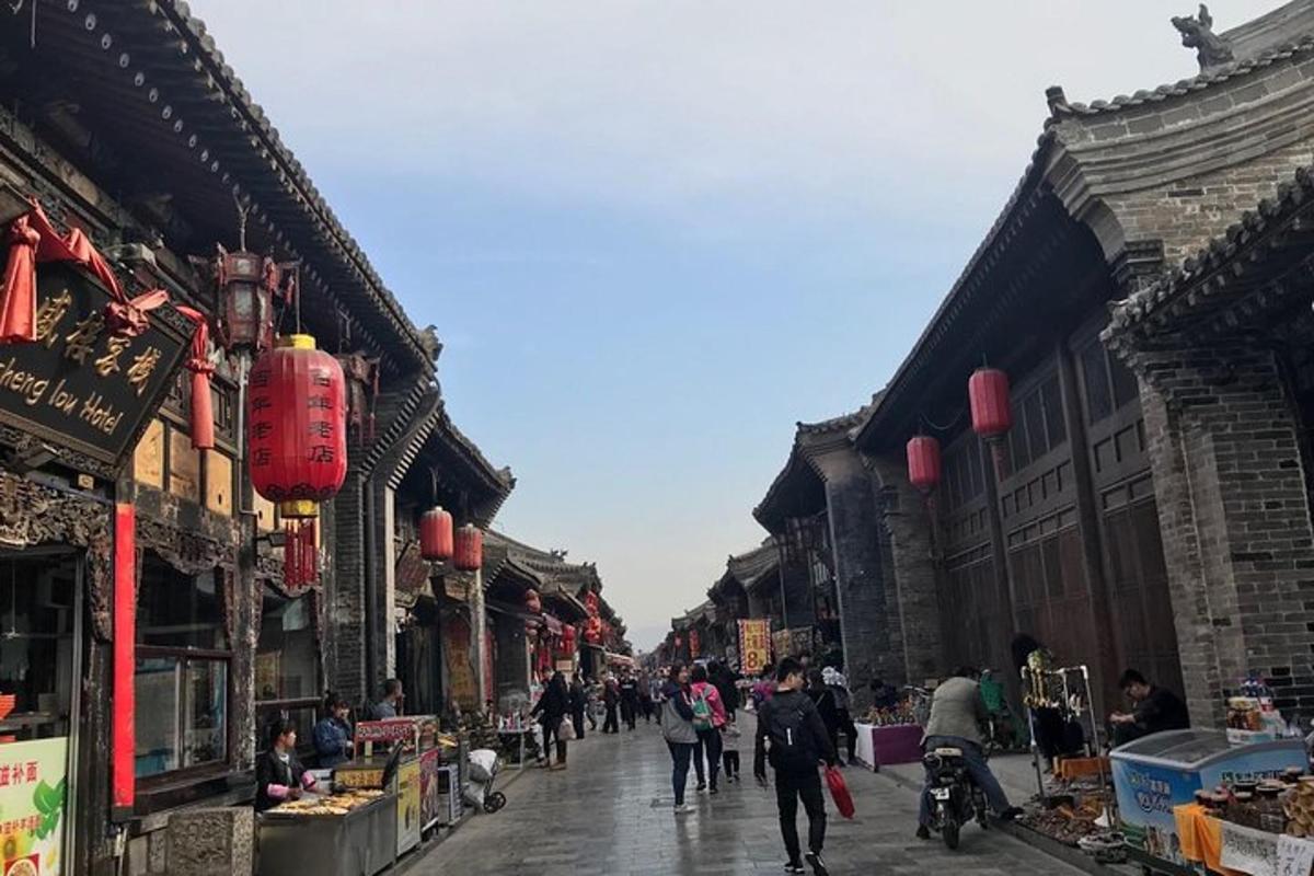 一群人在街上行走