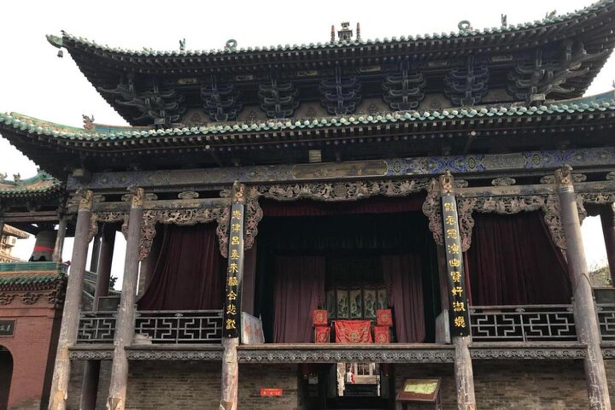 一栋带有阳台的建筑，阳台上有一张床