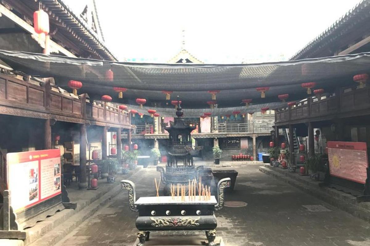 里面有桌子和椅子的建筑物