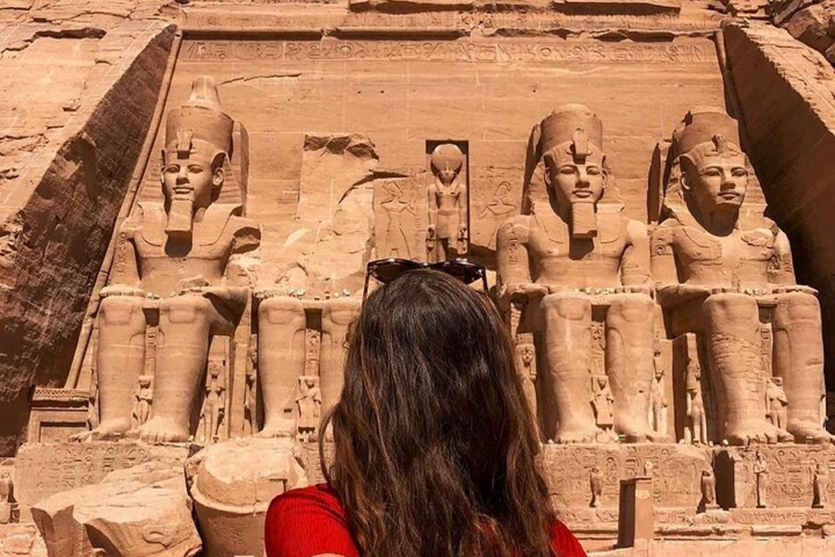 Una mujer está parada frente a anaraoharaoh