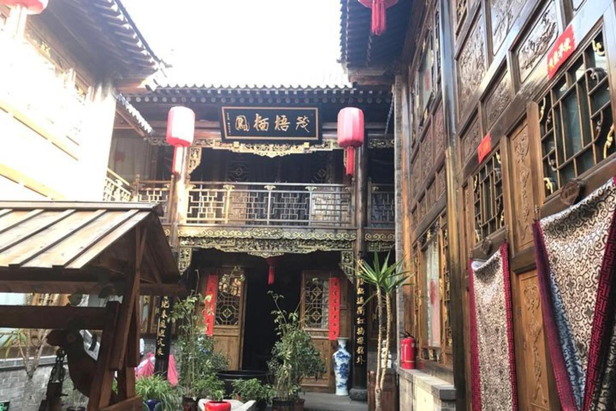 一座带有阳台和植物的亚洲建筑