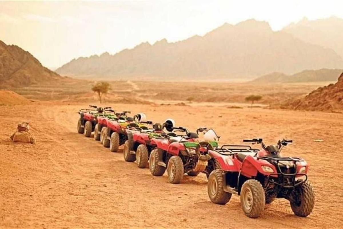 صف من المركبات الرباعية الدفع والمركبات الرباعية الدفع في الصحراء