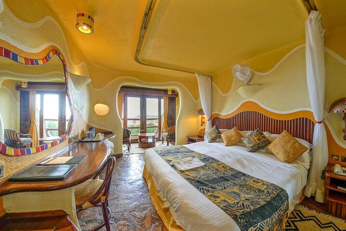 um quarto com uma cama, uma mesa e uma escrivaninha