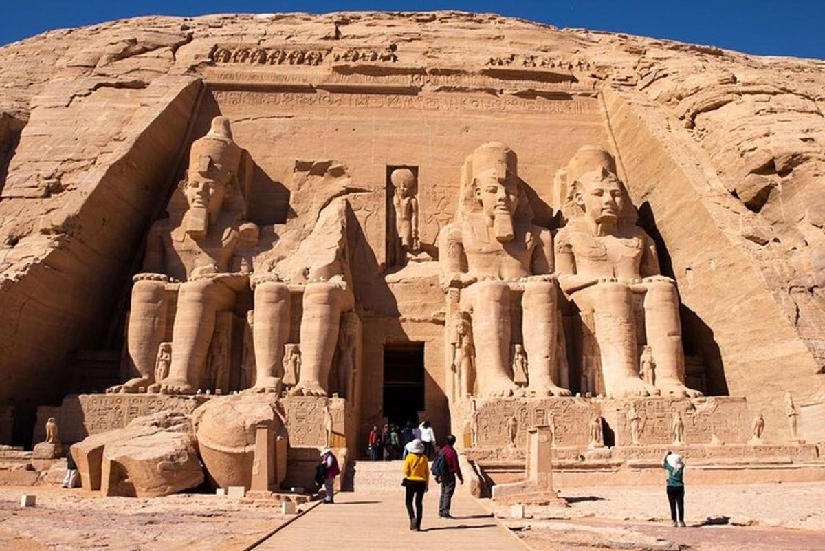 oameni care stau în fața templului Abu Simbel