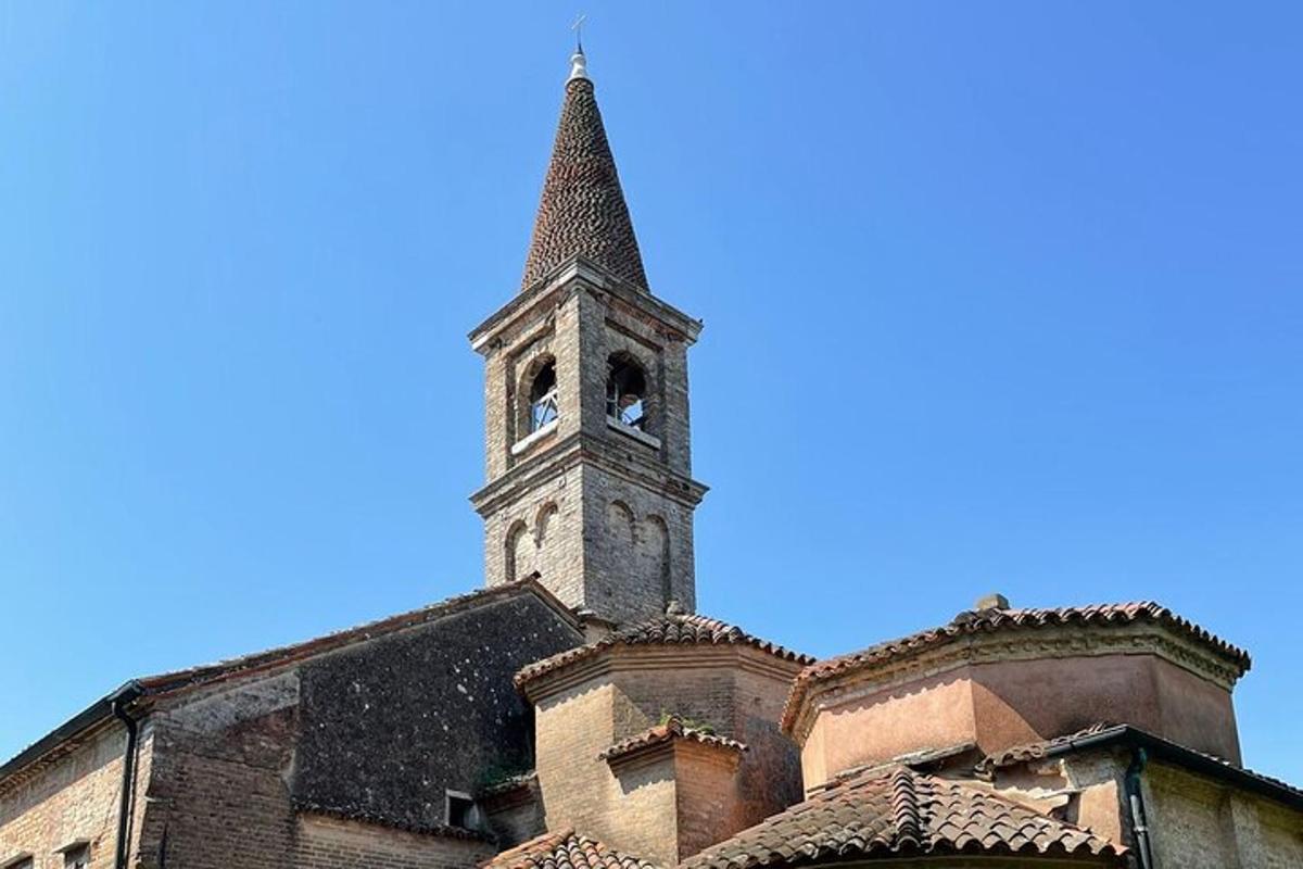 una torre dell'orologio in cima a un edificio
