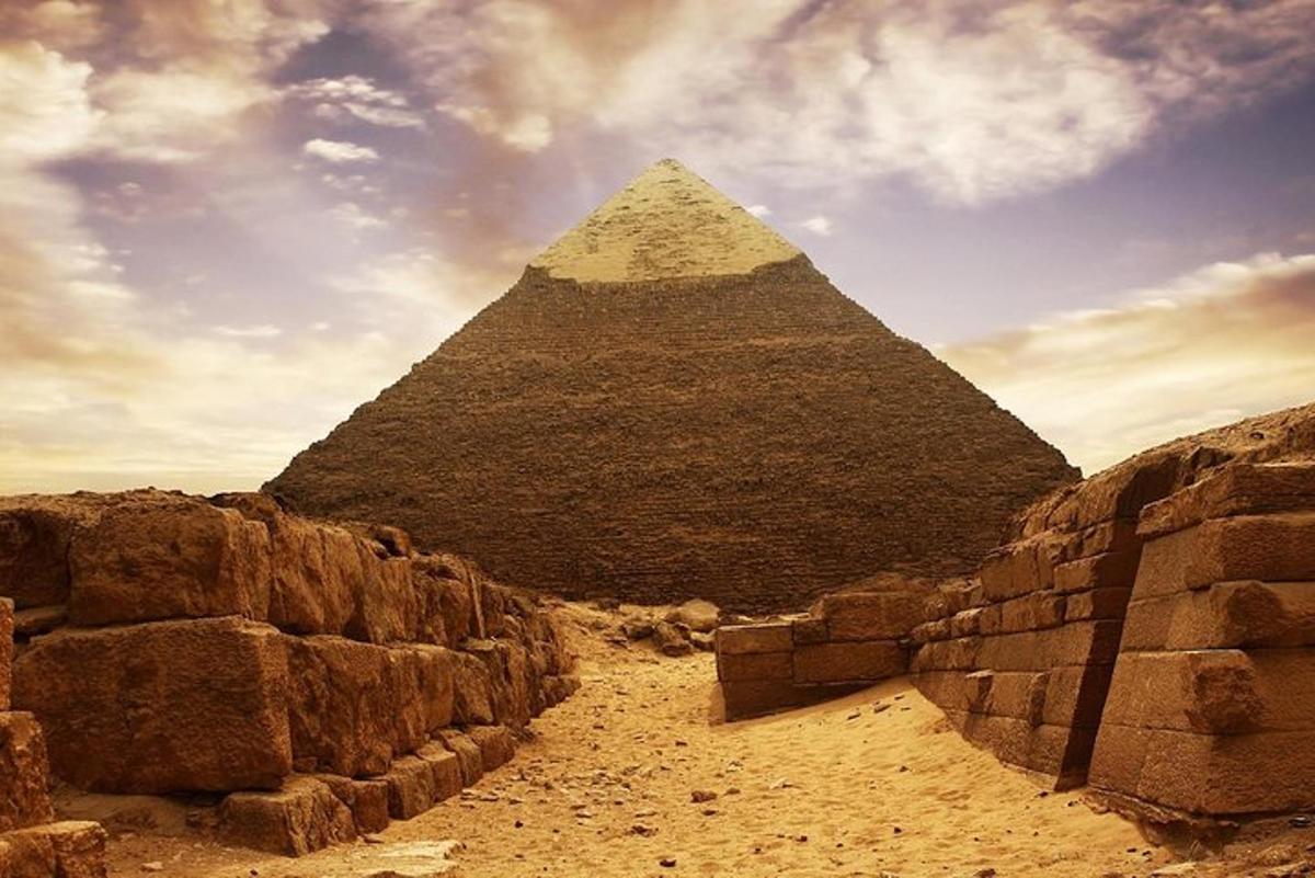 una vista della piramide e della sfinge