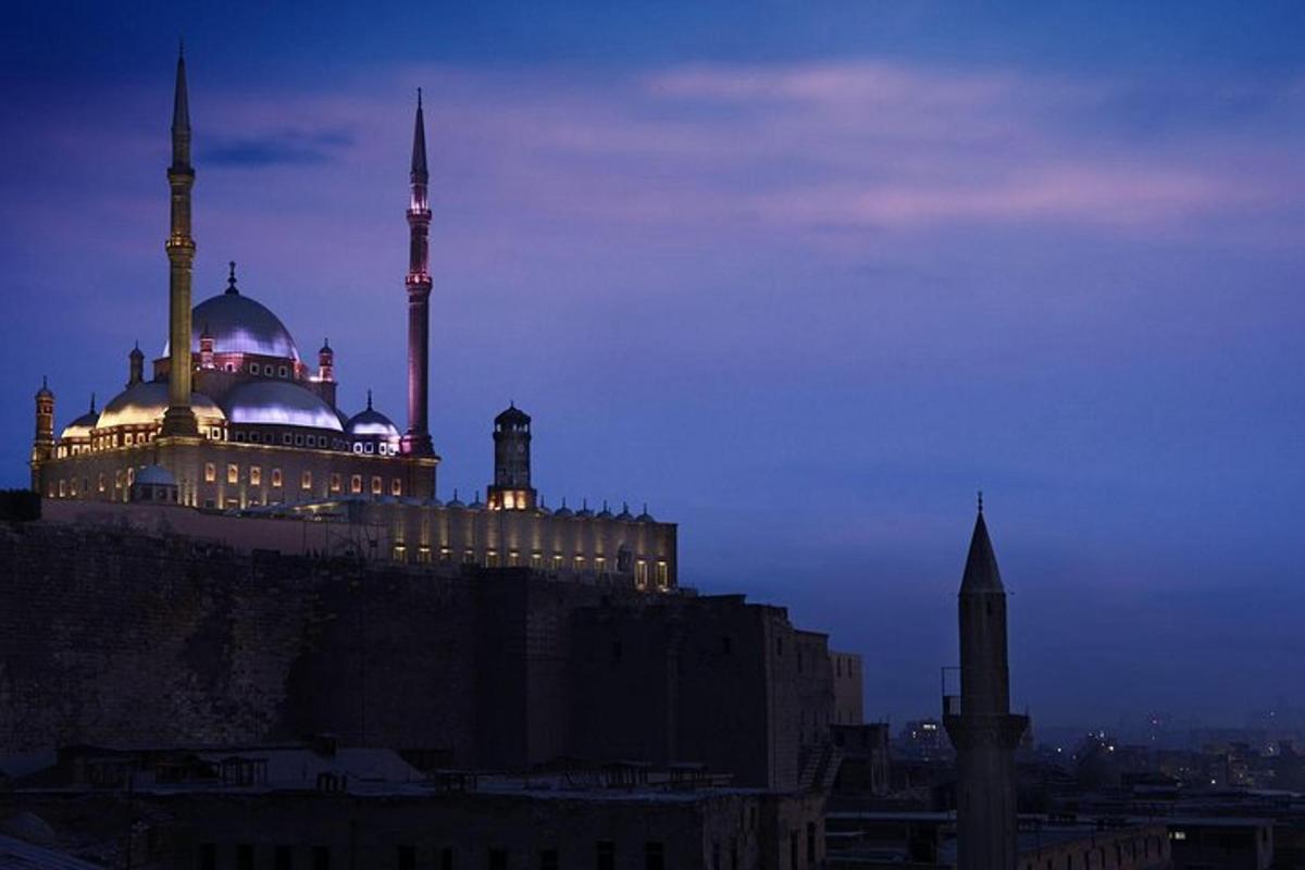 un edificio con due moschee in cima a una città