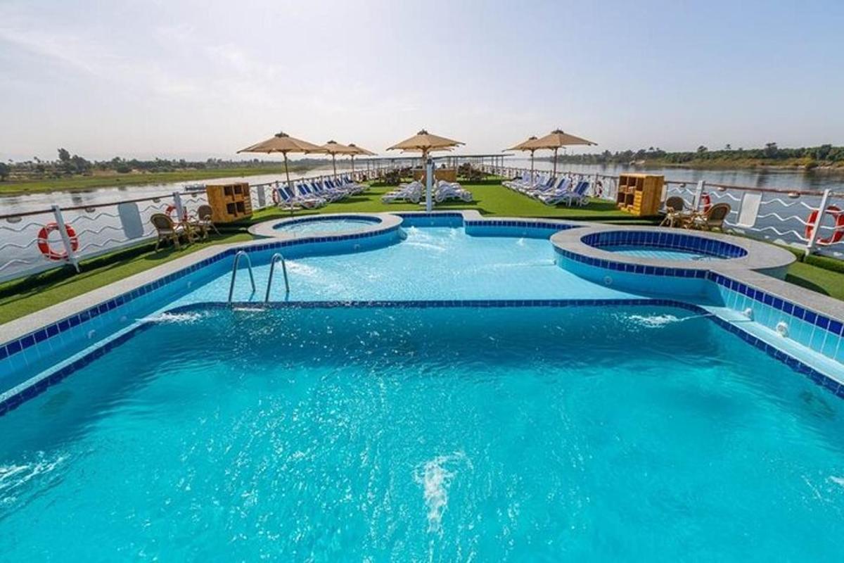 kolam di resort dengan air biru