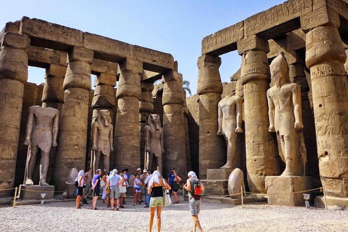 un grup de persones dempeus davant d'un edifici