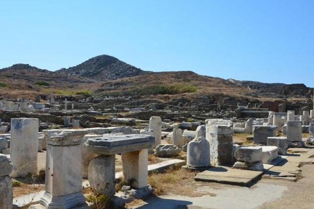 skupina ruin s horou v pozadí