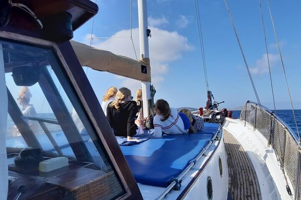 sekumpulan orang yang duduk di atas perahu layar