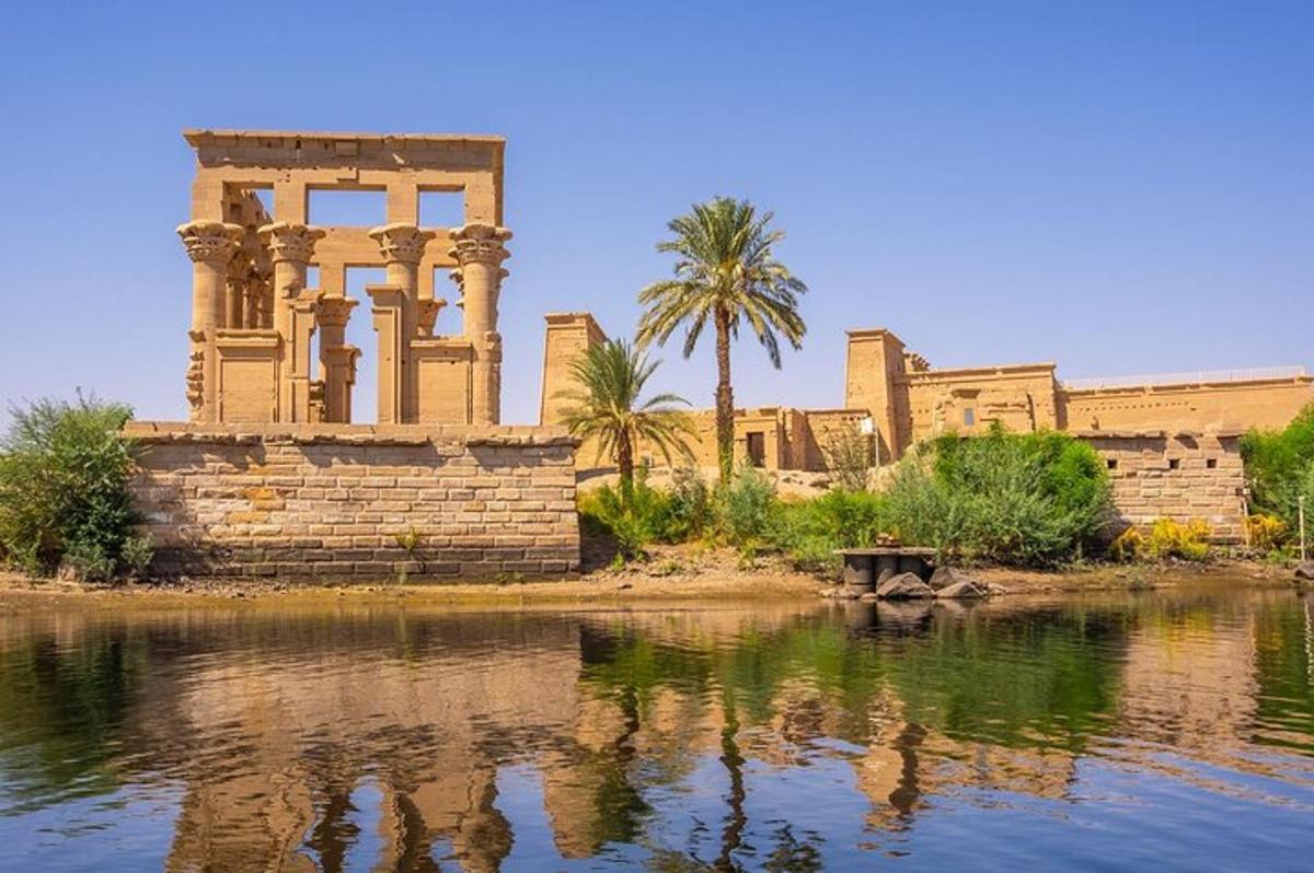 مبنى بجوار مسطح مائي