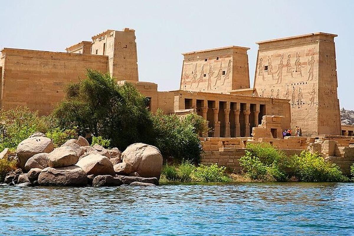 un edifici al costat d'una massa d'aigua