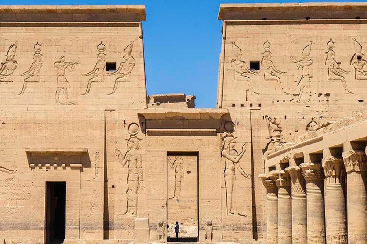 un edifici amb relleus als costats