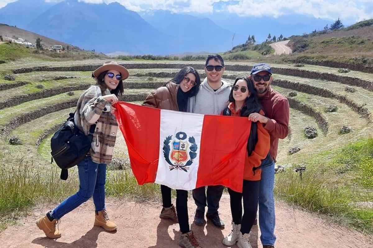 un gruppo di persone tiene in mano una bandiera