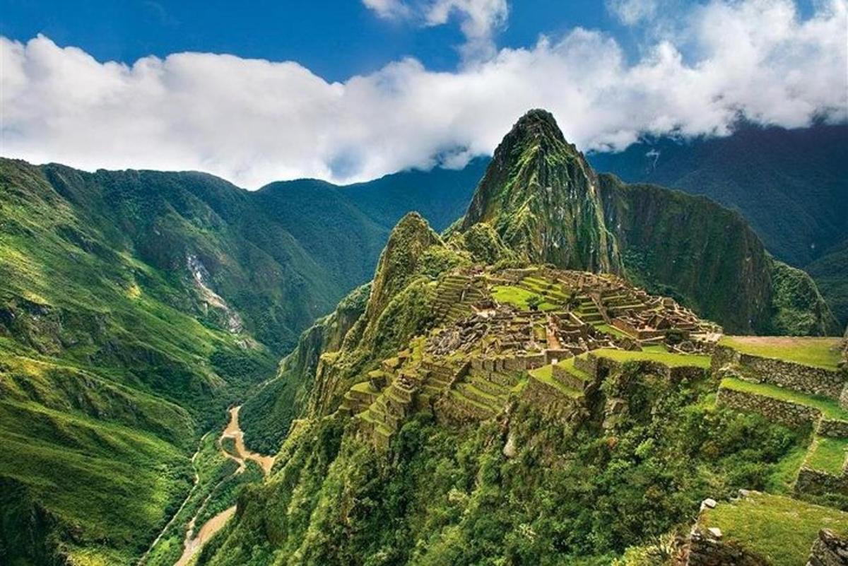 gunung dengan perkampungan di atasnya