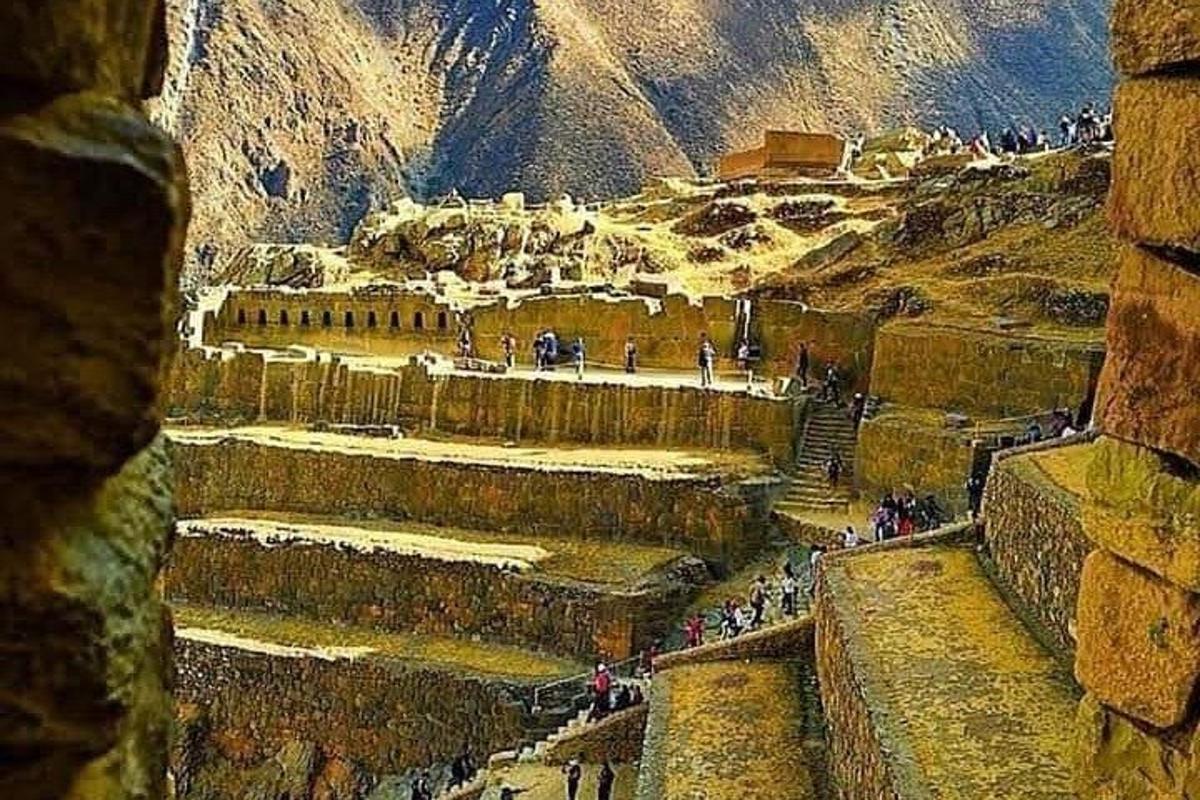 un gruppo di persone che camminano intorno a un anfiteatro su una montagna