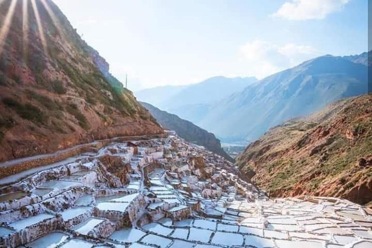 un villaggio sul fianco di una montagna
