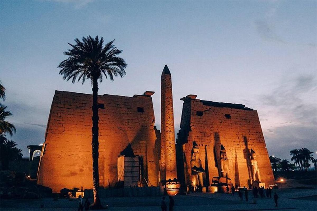 ein Gebäude mit einer Palme und einem hohen Obelisken