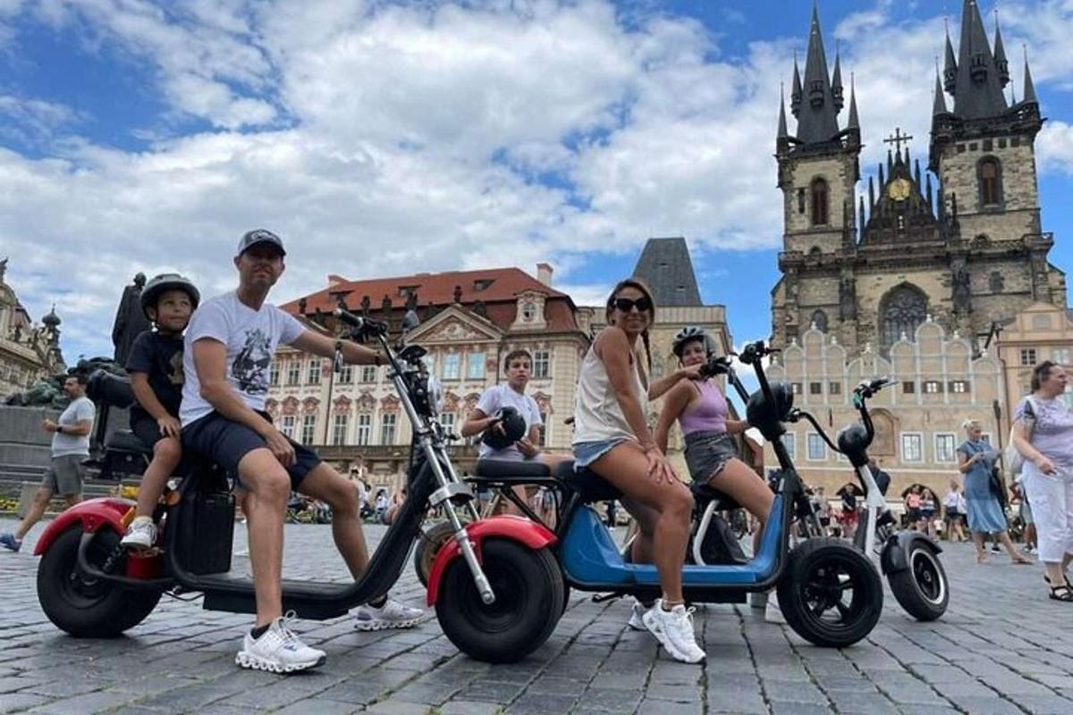 grupp inimesi, kes istuvad linnas tõukeratastel