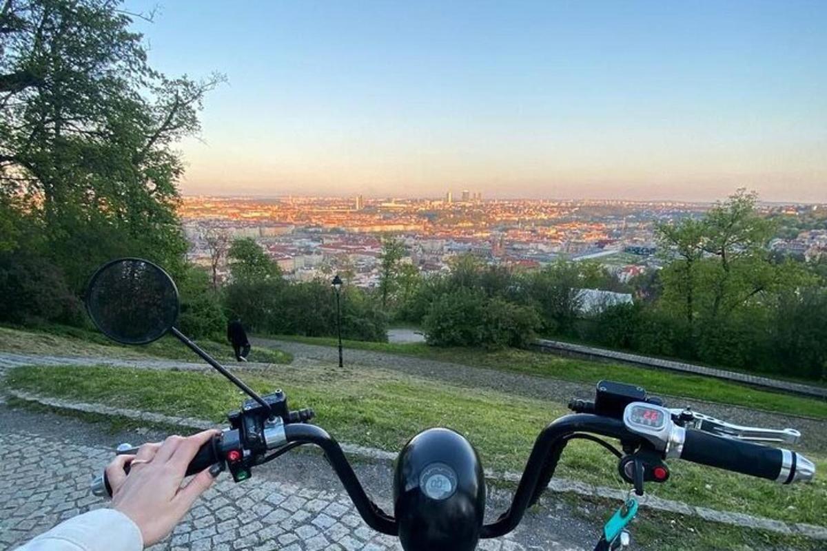 oseba na motorju, ki gleda mesto
