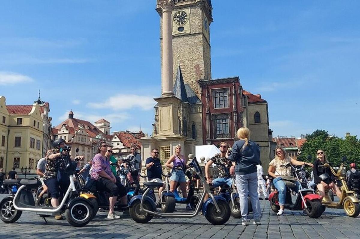 grupp inimesi tõukeratastega kellatorni ees