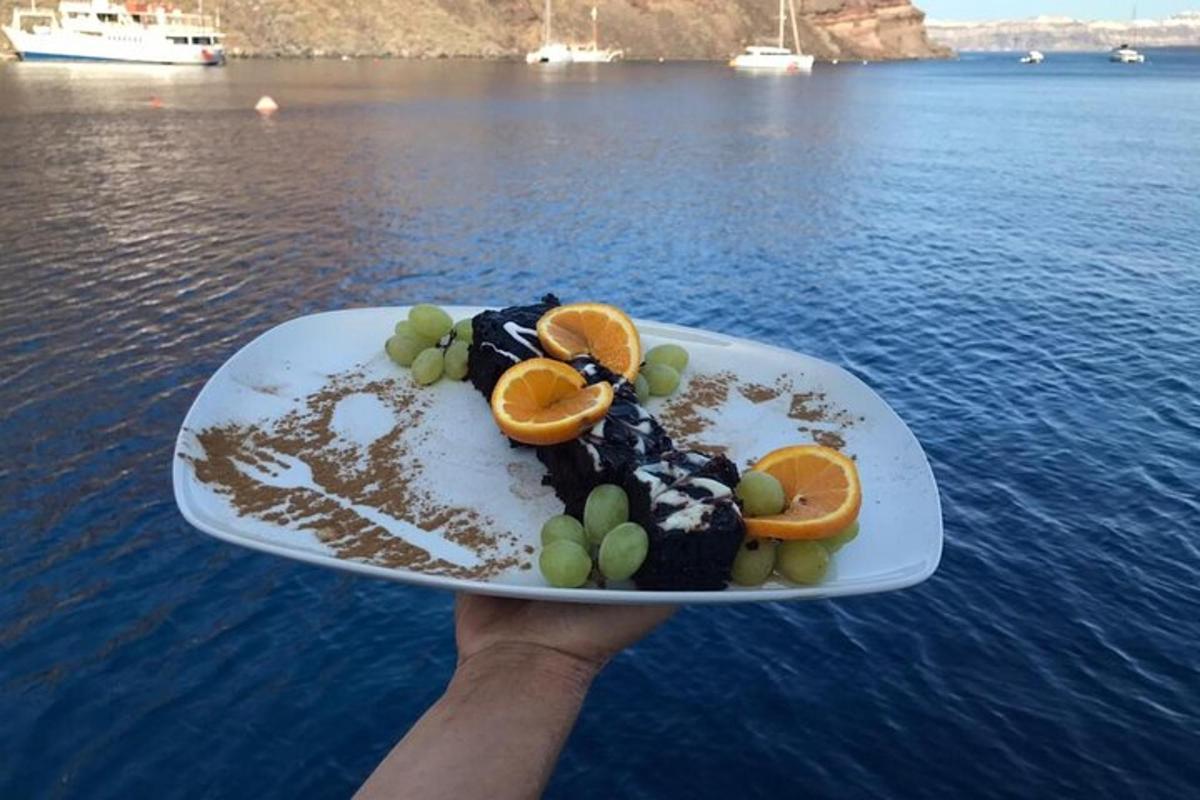 seseorang memegang sepiring makanan di atas air