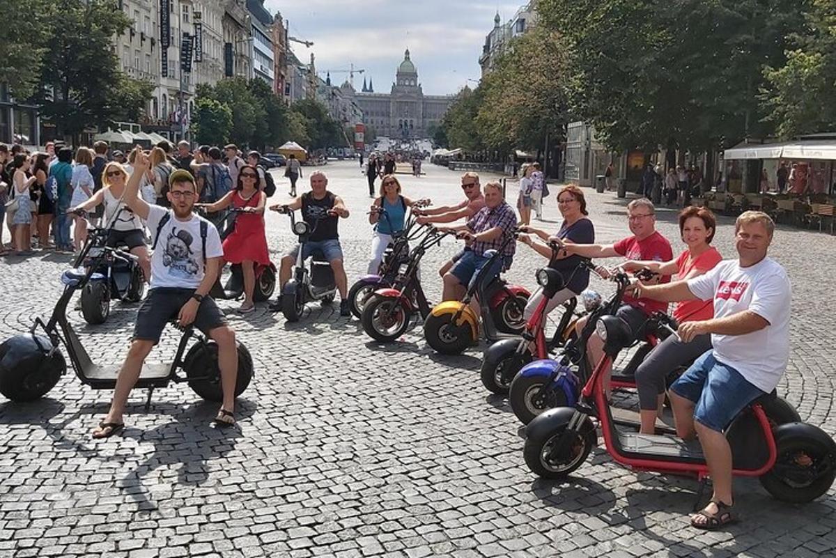 grupp inimesi, kes sõidavad tänaval tõukeratastega