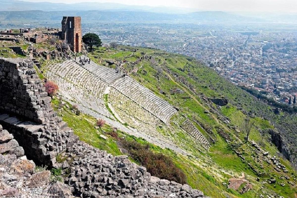 山の頂上にある古代の円形劇場