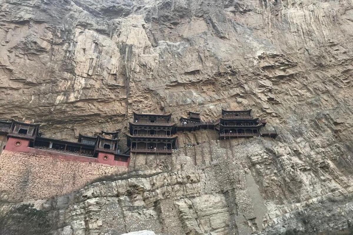جبل مع مبنى على جانبه