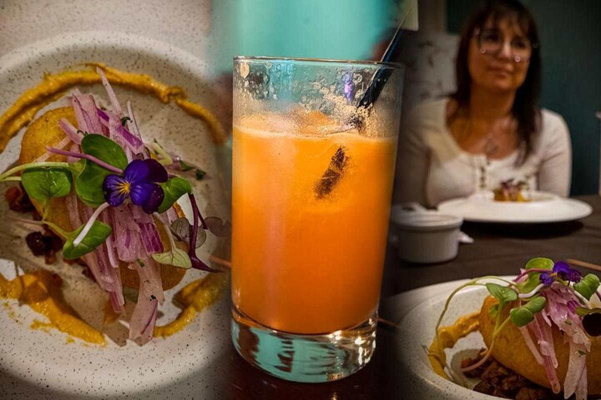 un bicchiere di succo d'arancia accanto a una ciotola di cibo