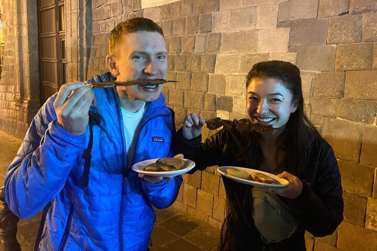 un uomo e una donna che mangiano cibo con le bacchette