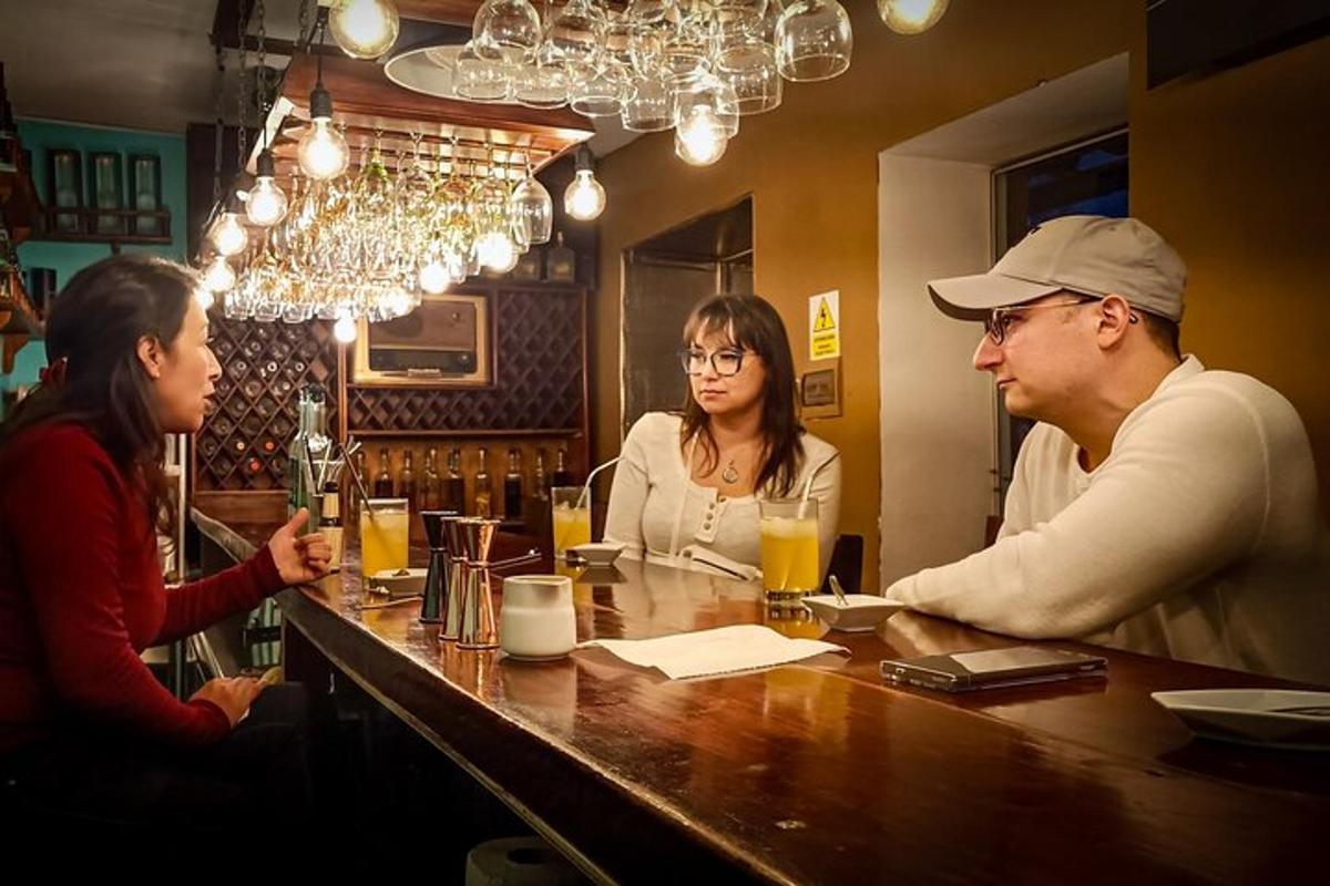 een groep mensen die aan een bar zitten