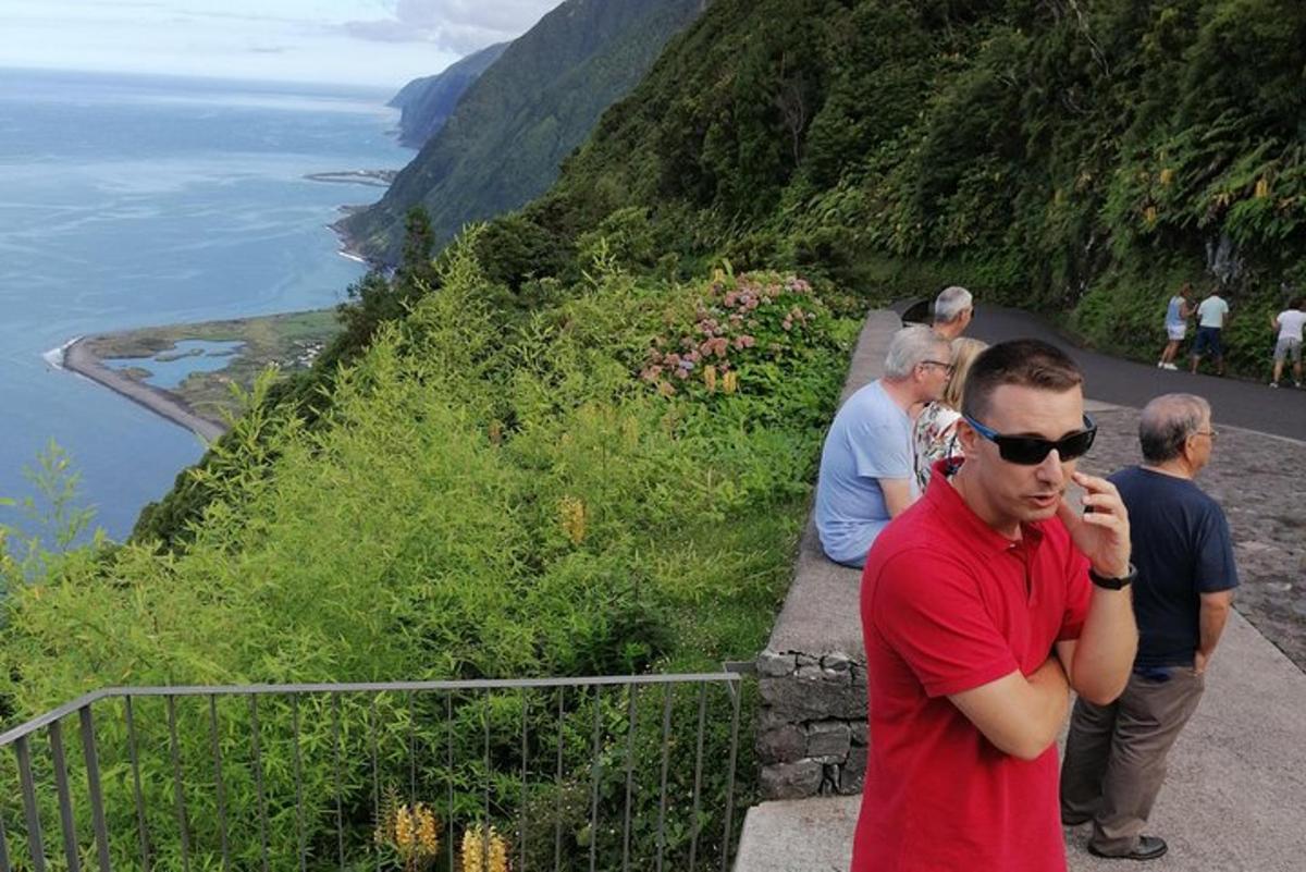 Maður talar í farsíma á meðan hann stendur á fjalli