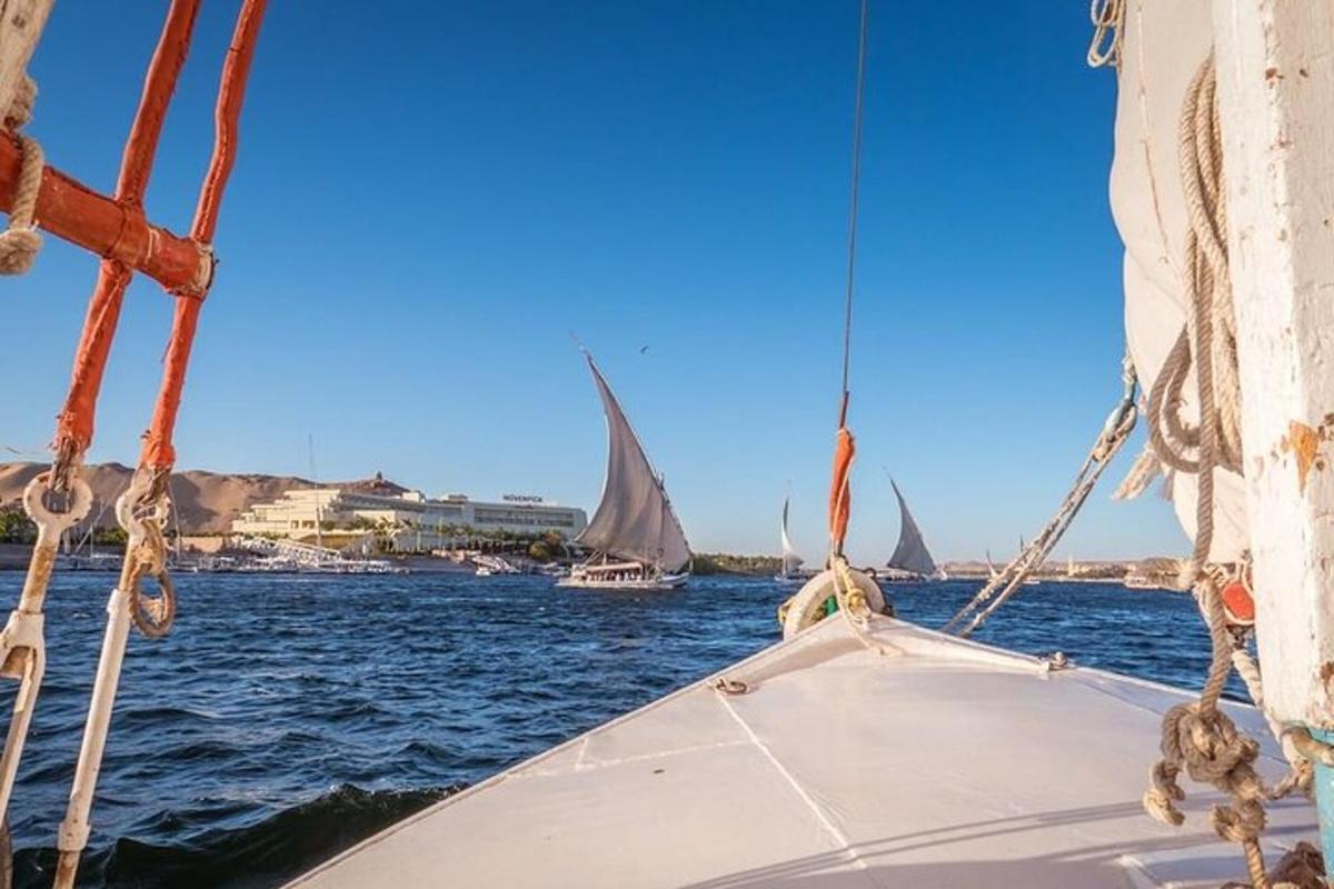 en utsikt fra baugen på en båt i vannet