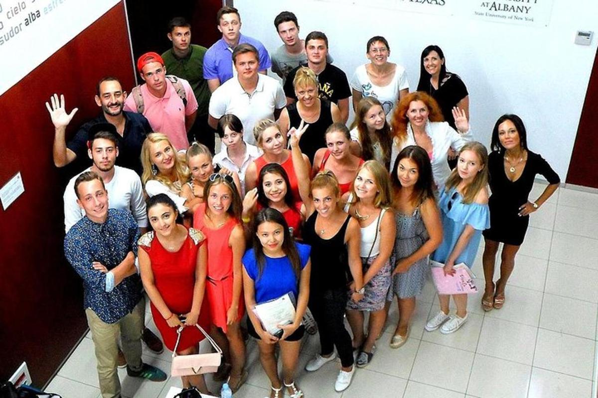 un grupo de personas posando para una foto